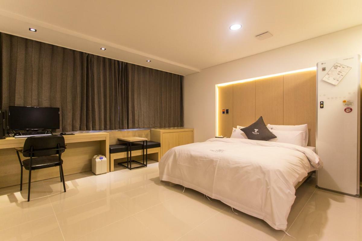 The City Hotel Jeonju Exterior photo