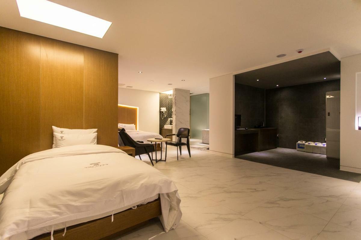The City Hotel Jeonju Exterior photo
