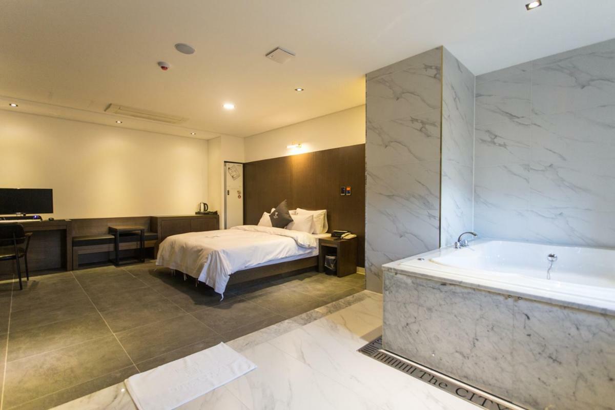 The City Hotel Jeonju Exterior photo